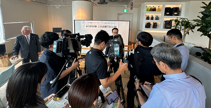 「小倉都心部産はちみつ」進呈セレモニーを開催　画像02